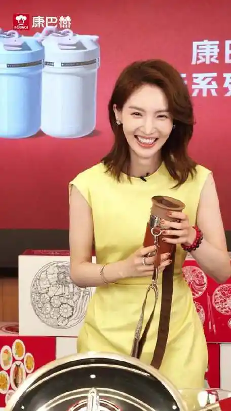 金晨和钛啡杯合影的三个pose,最后一个还可以这样?