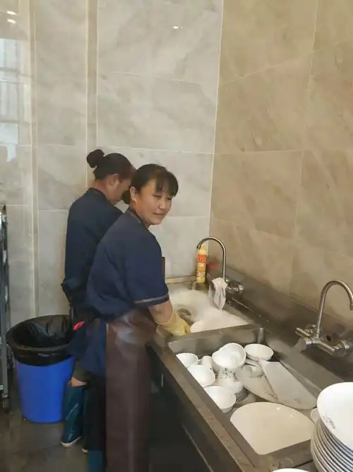 洗碗的阿姨全身武装,流水线上阵.你洗我涮.