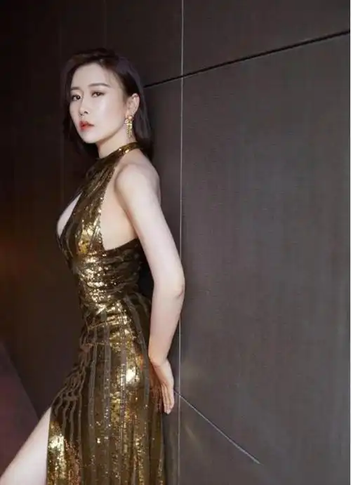 她被称圈内尤物女神女人味都快溢出屏幕却起个男人的名字