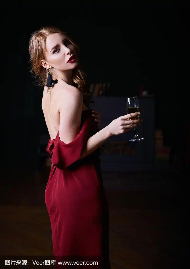 青年女人,葡萄酒杯,欲望,香槟,红色裙子