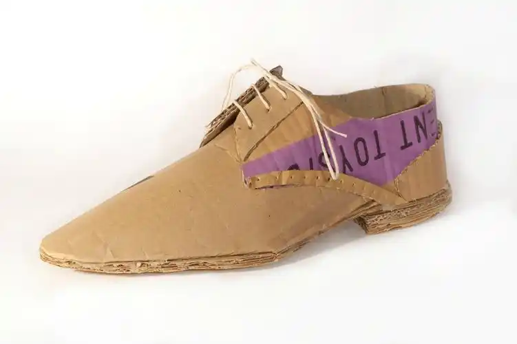 用纸壳做成的鞋子