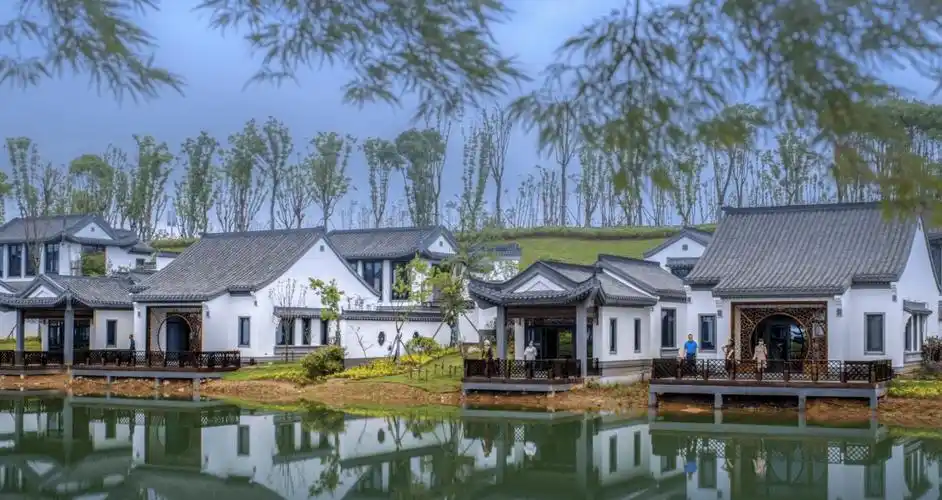 华夏阳光(德安)诗画田园微电影小镇位于德安县高塘乡,总投资 50 亿元.