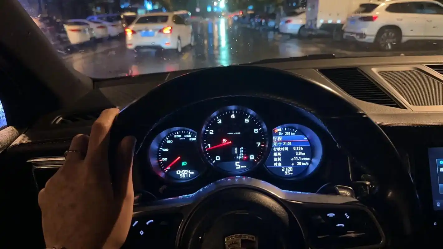 爱情里面我无敌 只因我二十开保时捷#城市的夜晚 #听说单手开 - 抖音