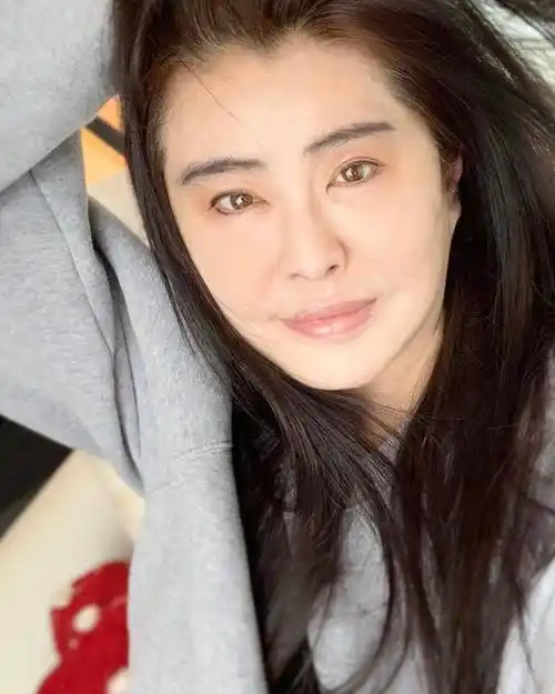 在王祖贤不再出现在荧屏上的岁月里,她通过分享生活的点滴,无声地表达