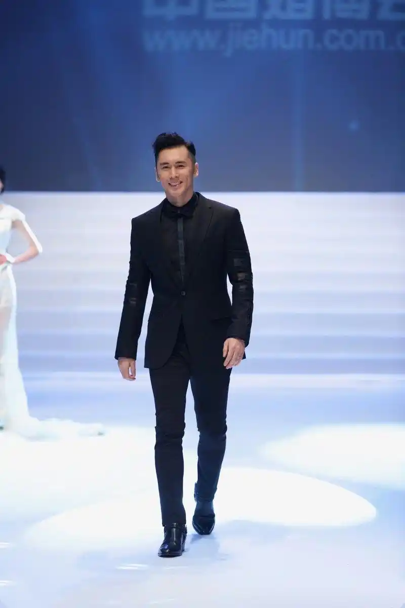 厉害了张伦硕!机场秀破洞裤里穿豹纹秋裤,网友:钟丽缇的小野猫|钟丽缇