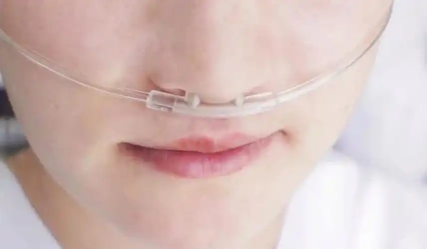 当一个人戴着鼻导管和吸氧设备出现在公众视野中的时候,极大可能会