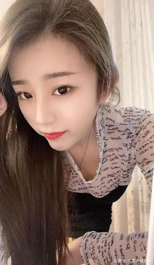 清纯少女的居家自拍,还有一只猫抢镜头