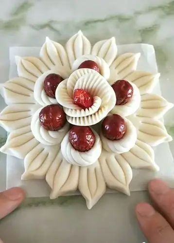 最后将它摆再整个花馍的正中央,我们的节节高升花馍就捏好了,是睬是