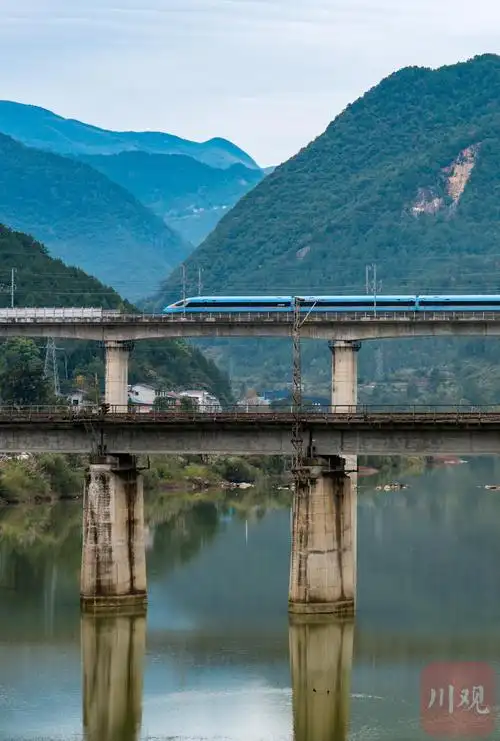 c视频穿山越岭看新蜀道上穿行的高铁