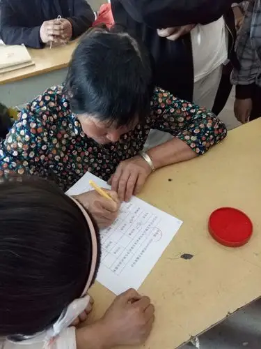 长桥二中四年级防溺水六不一会背诵,默写,家长会上现场签字