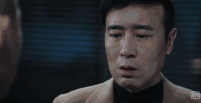 这一段得知孩子死亡的消息的表演堪称十分震撼了,于和伟选择用呕吐来