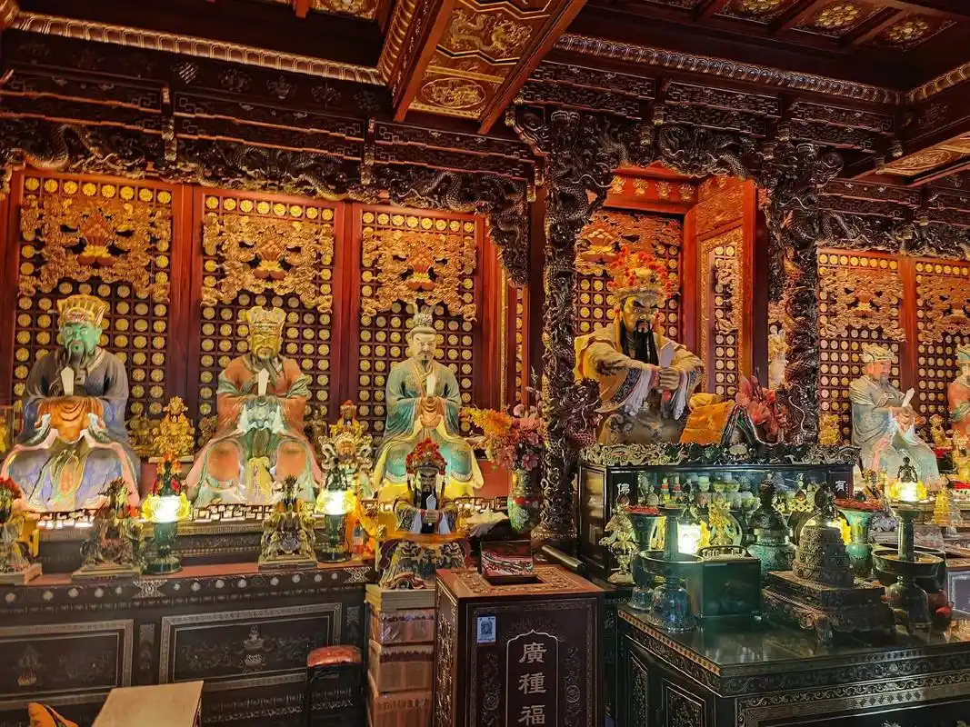 进入五爷庙大殿 愿大家都能获得五爷的无上恩赐, 加持力倍增, - 抖音