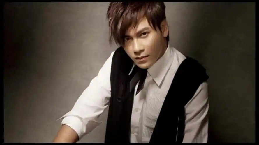 湖北荆州全民星秀路演团蒙面奇痴心绝对李圣杰被爱是幸福爱人是痛苦