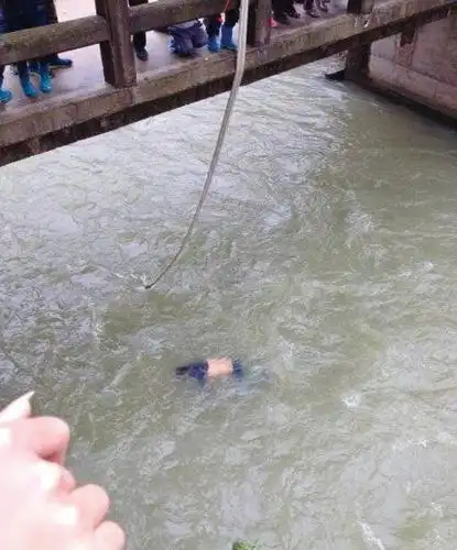 一高中生岸边洗手不慎失足被冲走 退伍军人带病跳河救人