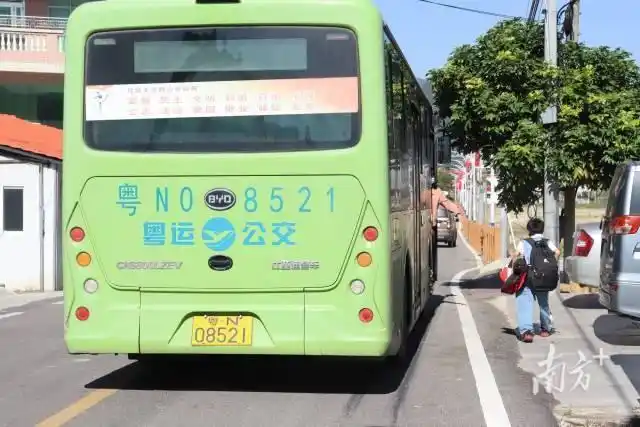 在汕尾市陆河县河田镇共联村接上最后一名小学生后,绿色的大巴平稳地