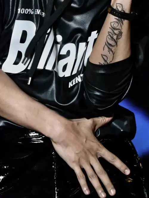 手控 纹身控 胸肌 腹肌 大长腿 戴耳环  长兔毛很欲很欲的眼神陈伟霆