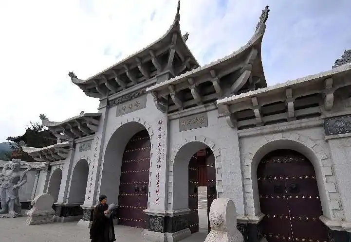 山西五台山普寿寺尼众佛学院大门(8月25日摄).