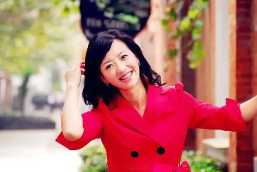 曹漪优优糖果该诗会综合运用了朗诵,歌舞,视频,特效等多种艺术手段,为