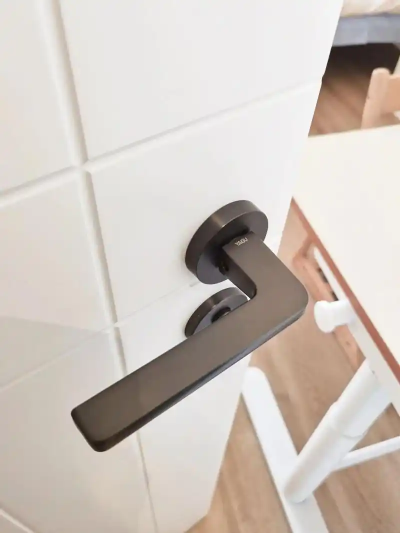 白色木门搭配黑钢拉丝门锁高级感满满～ 今天和大家分享家里的木门