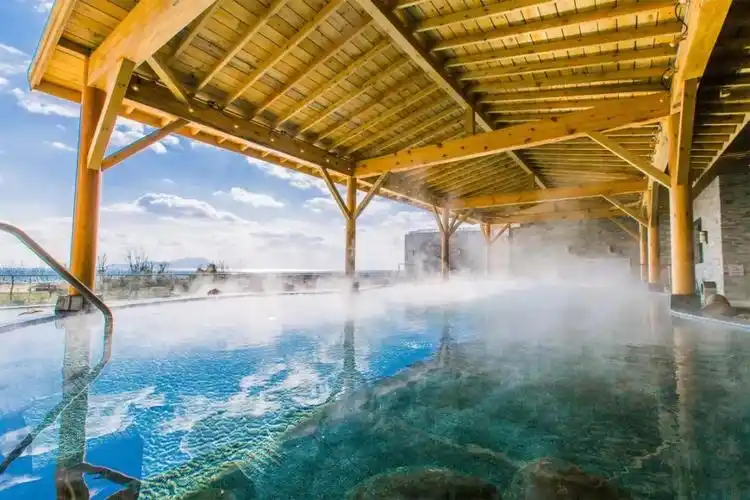 青岛号 正文红树林汤泉中国北方日式极乐汤,馆内面积达9600平米,面朝