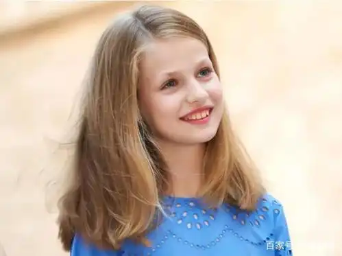 时尚莱后也有失误时,2岁女儿穿卡其黄外套,洋气小公主秒变路人