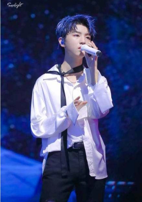 王俊凯的蓝色头发太撩人了吧染发只为配合粉丝应援色