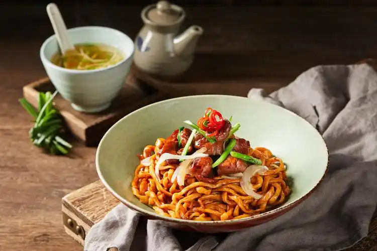 葱爆肥肠干拌面图片