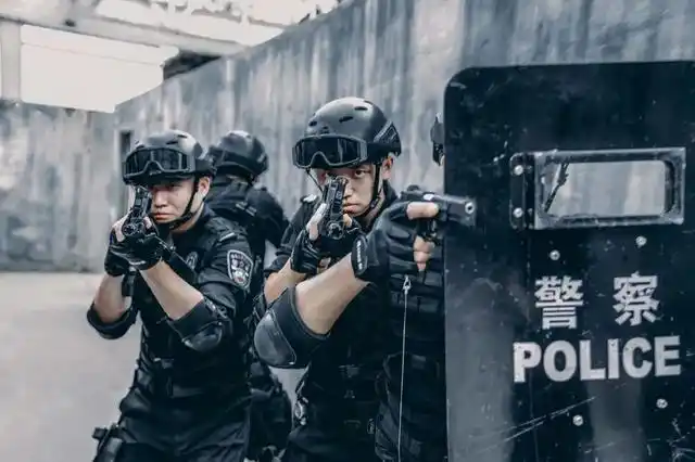 「一线传真」济铁特警硬核大片震撼来袭!特警专属海报敬请收藏!