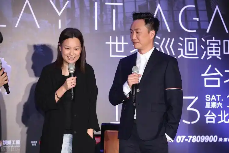 郑中基与太太余思敏,合影恩爱十足