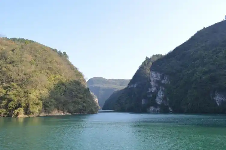 杉木河,两岸景色相当美丽,河水清澈,周边杉木众多