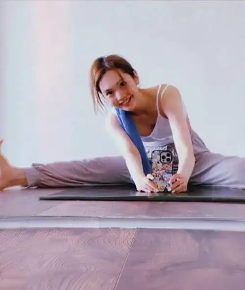 杨丞琳一身健身服元气十足素颜对镜头笑俏皮可爱