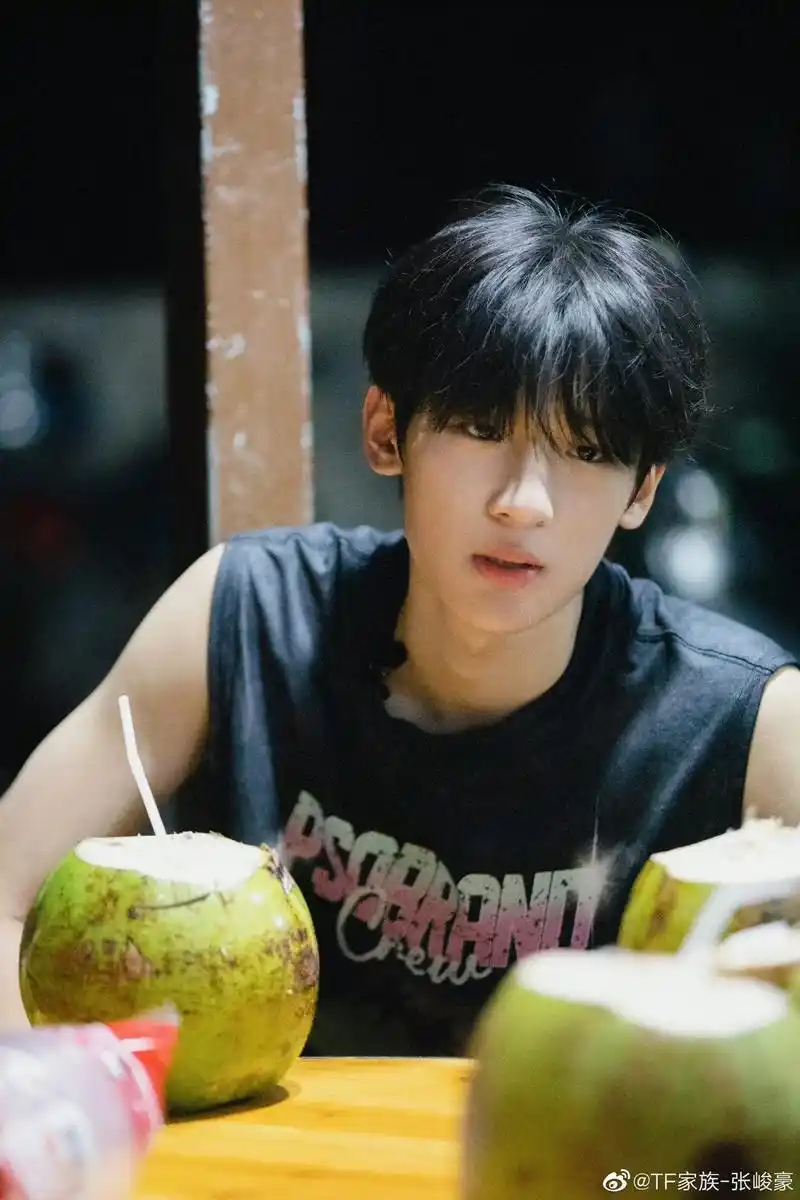 18楼 #张峻豪#微博神图 #tf家族  张峻豪神图啊啊啊 - 抖音