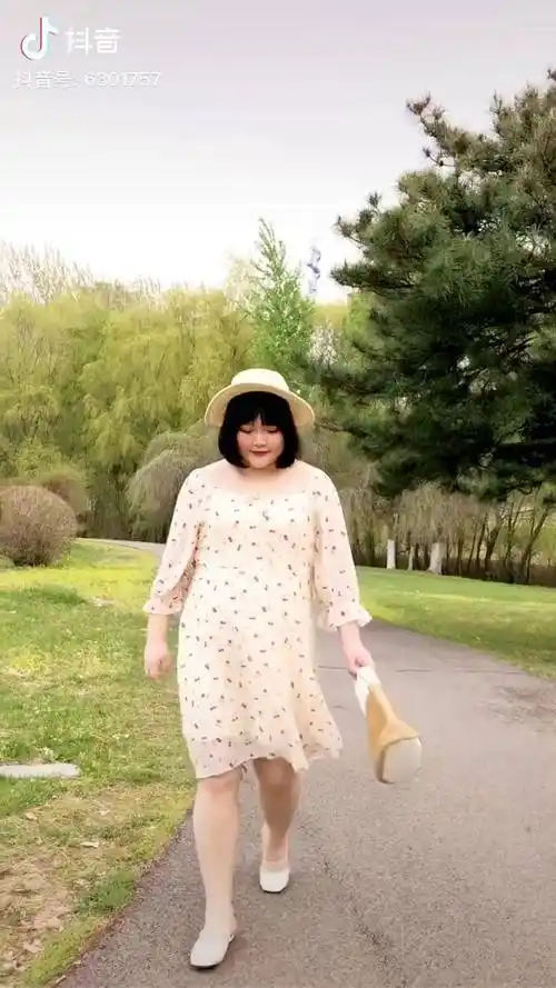 身高170体重200的胖女孩穿碎花连衣裙一样也美美哒200斤胖姑娘穿搭