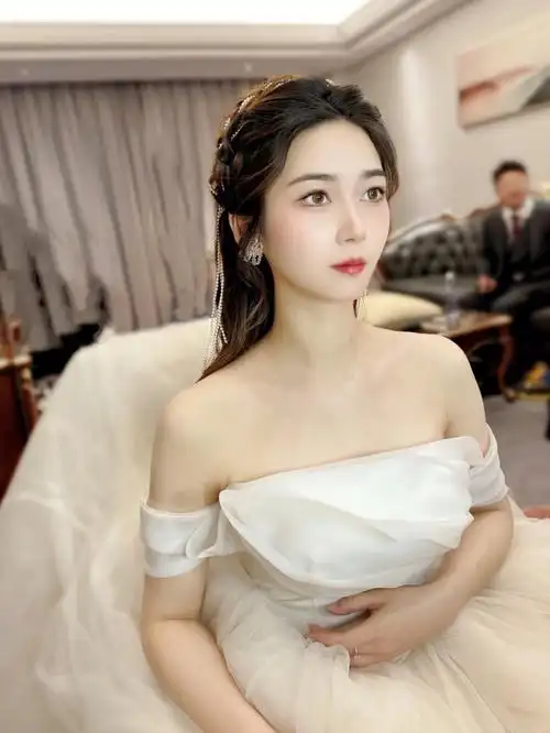 粉粉嫩嫩的眼妆新娘跟妆