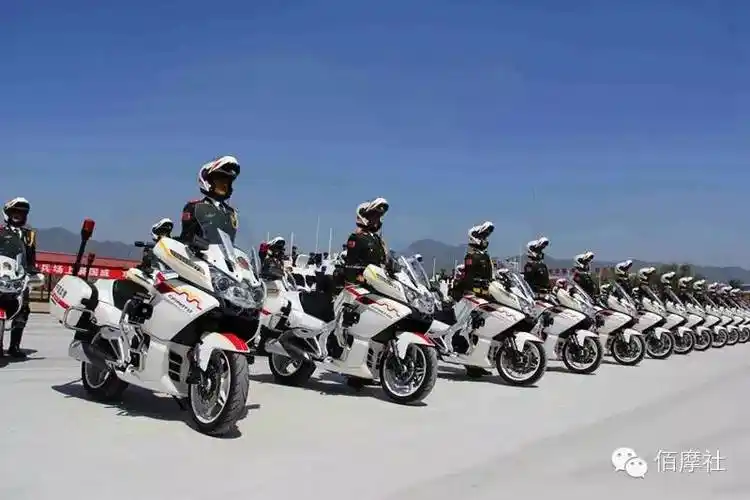 阅兵式中的摩托车方队怎一个酷炫了得