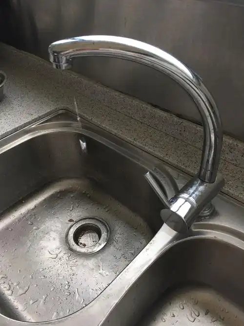 水龙头漏水了,能不能拆开修理一下?无处下手.