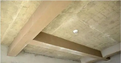 东营河口居民新买楼房 房顶裸露9段横梁