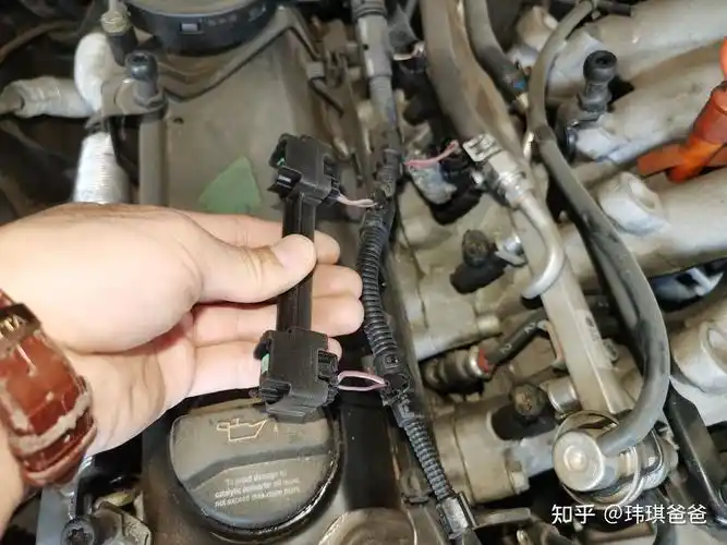 这个高压线包是通电的,所以每一个高压线包都会有一个插头安装着这里