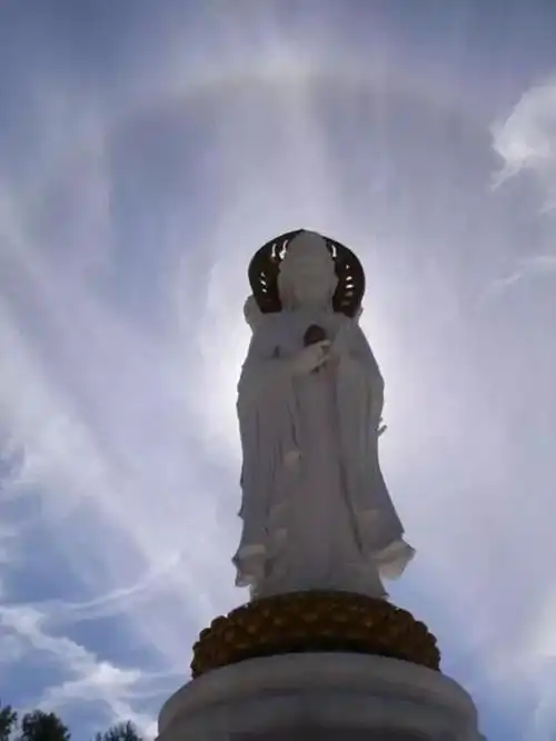 其实就在高维空间里.但是佛菩萨慈悲,经常示现 种种瑞像度脱我们.