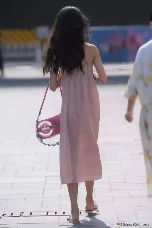 街拍小姐姐长发飘飘戴上口罩逛街