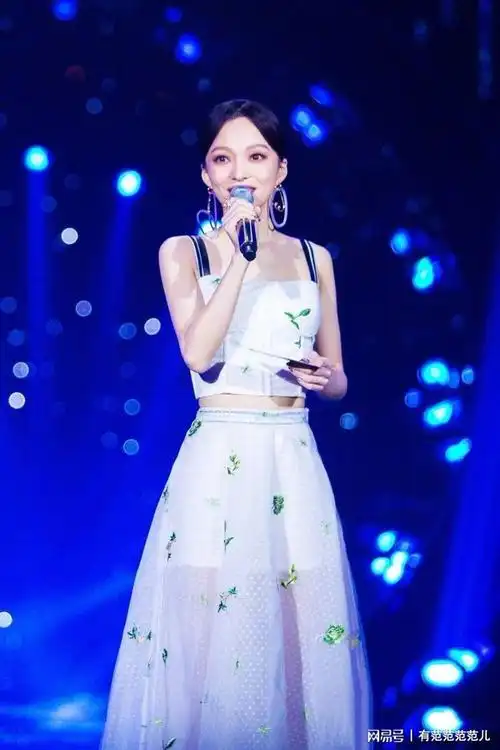 新晋带货女王张韶涵,复出造型一套比一套美,网友:杨幂要下岗了_网易