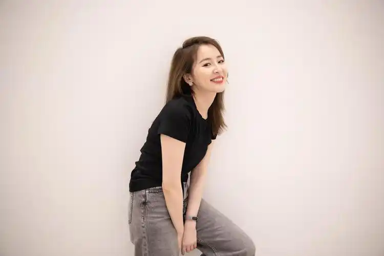 刘雪婧情绪写真展率真随性 晒录音棚照片预告新歌|刘雪婧_新浪新闻