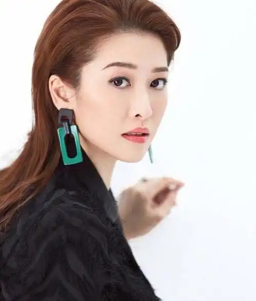 2002年,他出演了首部小说《玉女加丁》,并获得了香港电影金像奖的"