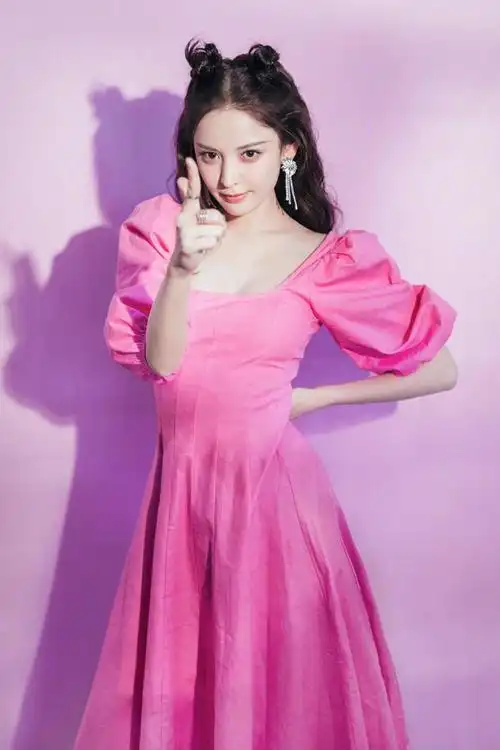 白色皮肤与挑人的玫红色完美契合.