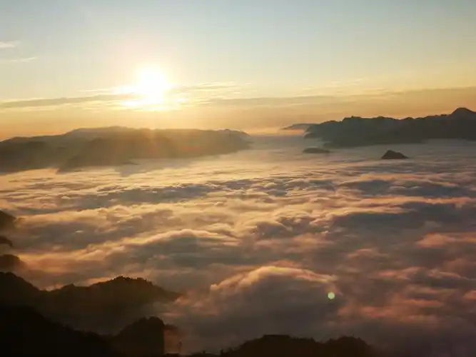 记威信后山观云海日出