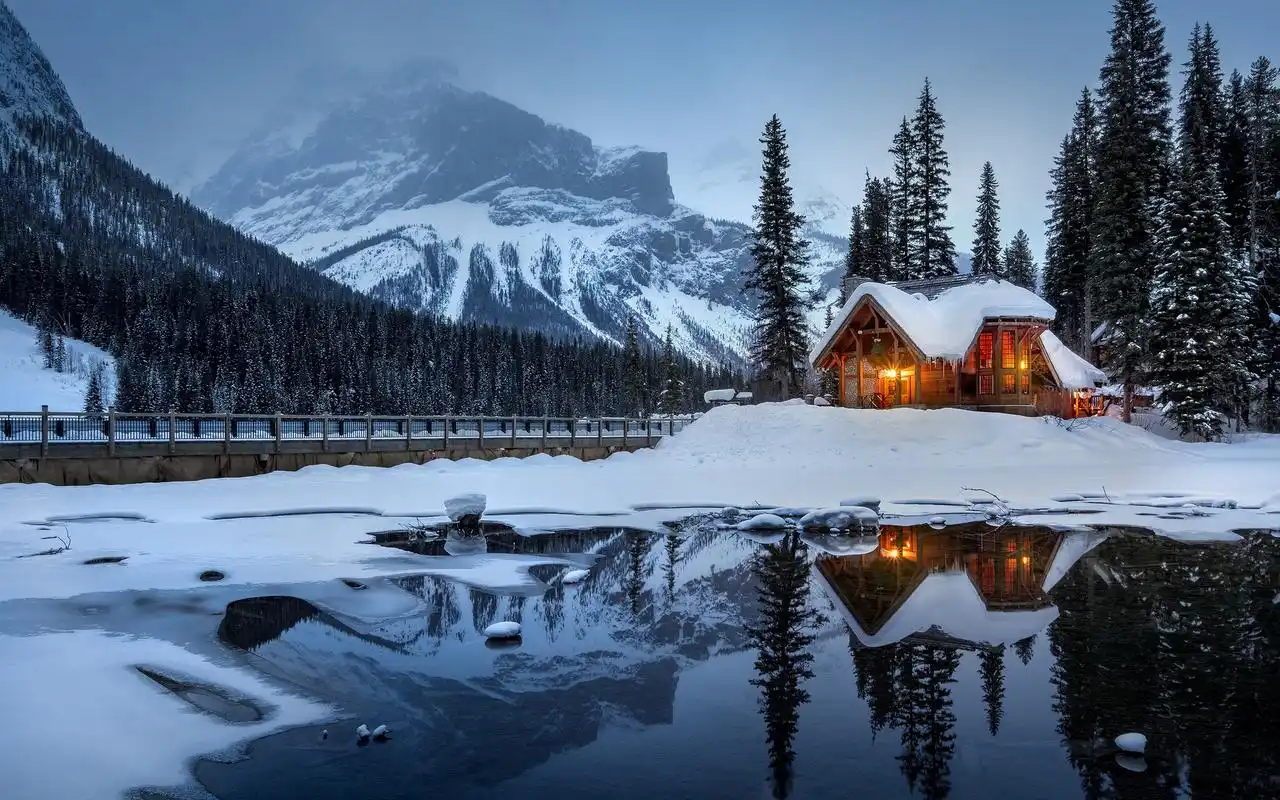 山脚下的小房子风景图片桌面壁纸