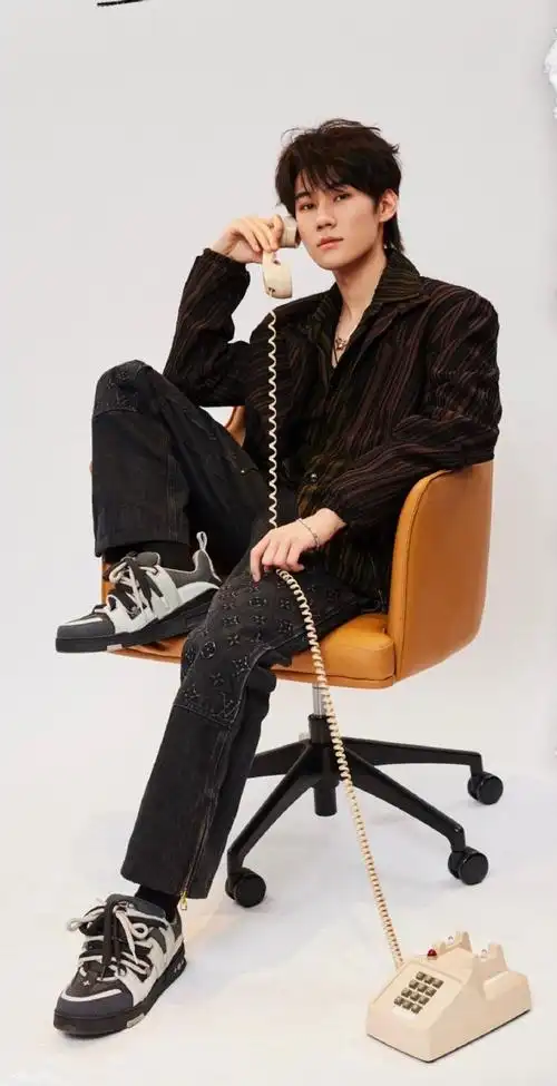 张真源奔跑吧#这背影看着还挺帅@时代少年团-张真源#lv香港大秀眯星