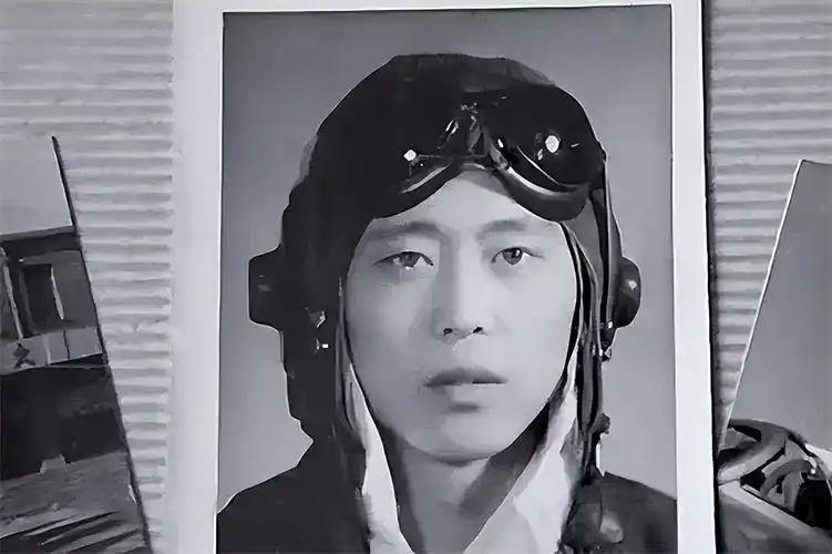 主义精神影响,长大后如愿以偿参军入伍,成为了中国空军的一名飞行员