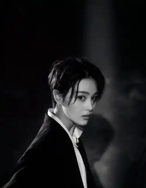 张馨予短发a爆!这个军嫂又帅又美!_造型_长发_勇气