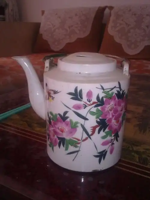 请帮我鉴定我家的老式茶壶值多少钱?谢谢